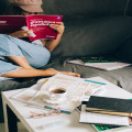 Is het geïnvesteerd of investeert: grammatica en financieel inzicht uitgelegd